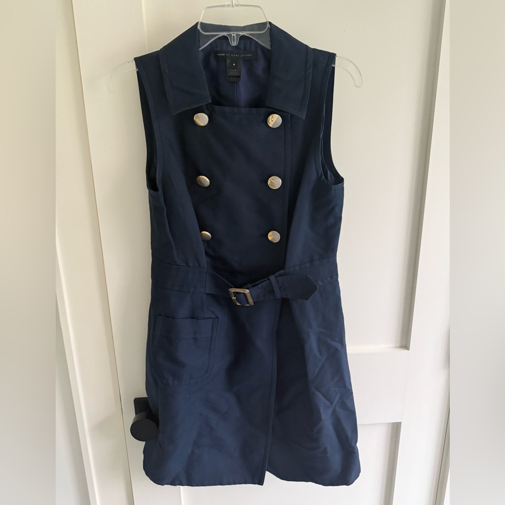Marc by Marc Jacob’s sleeveless navy dress.